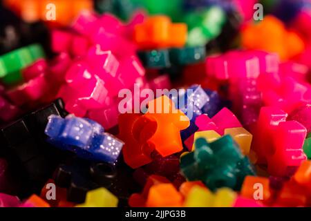 Un gros plan des pièces de jouet de constructeur colorées Banque D'Images