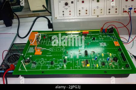 Carte de circuit électronique sur PCB circuit électronique avec kit de capteurs de nombreux petits composants Banque D'Images