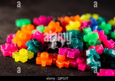 Un gros plan des pièces de jouet de constructeur colorées Banque D'Images