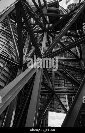 Un cliché vertical en niveaux de gris de détails architecturaux dans la ville de Bilbao, dans le pays basque Banque D'Images
