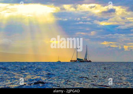 Dieu, lumière qui brille sur un bateau de baleines à Maui. Banque D'Images