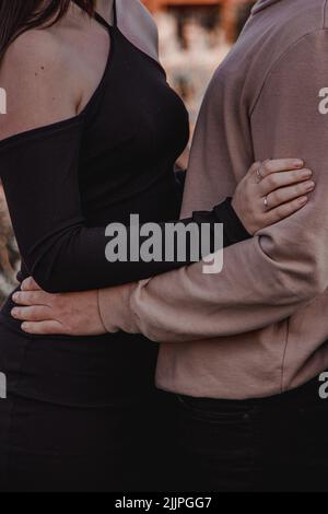 Photo verticale d'un couple méconnaissable dansant le tango dans un restaurant Banque D'Images