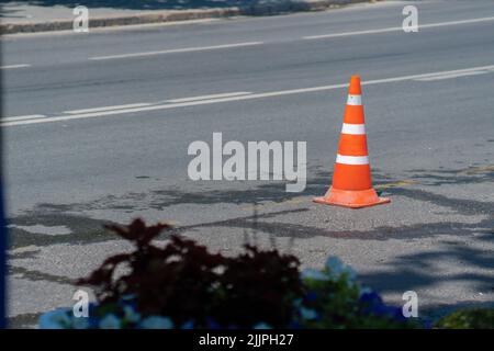 Sécurité routière fond orange cône de travail de rue asphalte, concept avertissement plastique pour la prudence pour l'équipement de sécurité, entretien lumineux Banque D'Images