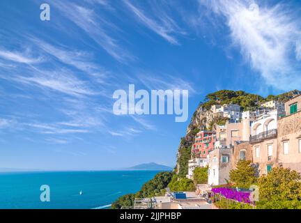 Italie, vues panoramiques de Capri depuis la croisière en bateau autour de l'île. Banque D'Images