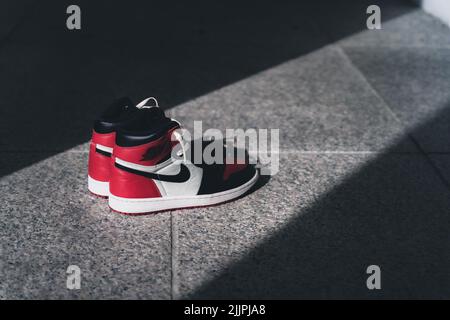 Gros plan sur les sneakers Jordan 1 Retro Black Red. Air jordans. Banque D'Images