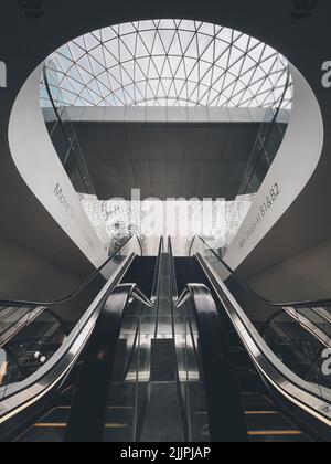 Un cliché vertical de l'escalier mécanique vide de l'emblématique aéroport de Jewel Changi. Singapour. Banque D'Images