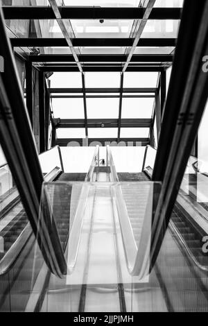 Un cliché vertical en niveaux de gris des escaliers mécaniques à Iasi, Roumanie Banque D'Images