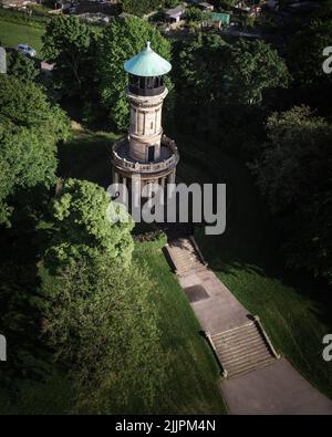 Un tir de drone vertical de la tour du parc Locke à Barnsley entouré d'arbres. Banque D'Images