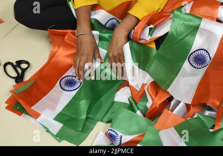 Jabalpur : travailleurs sociaux engagés dans la fabrication d'un drapeau national avant la célébration du jour de l'indépendance à Jabalpur, le mardi 26 juillet 2022. Photo par - Uma Shankar Mishra Banque D'Images