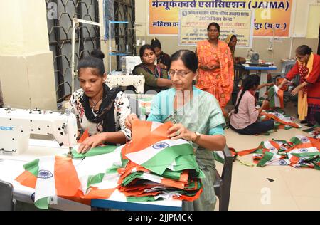 Jabalpur : travailleurs sociaux engagés dans la fabrication d'un drapeau national avant la célébration du jour de l'indépendance à Jabalpur, le mardi 26 juillet 2022. Photo par - Uma Shankar Mishra Banque D'Images