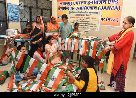 Jabalpur : travailleurs sociaux engagés dans la fabrication d'un drapeau national avant la célébration du jour de l'indépendance à Jabalpur, le mardi 26 juillet 2022. Photo par - Uma Shankar Mishra Banque D'Images