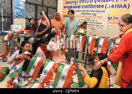 Jabalpur : travailleurs sociaux engagés dans la fabrication d'un drapeau national avant la célébration du jour de l'indépendance à Jabalpur, le mardi 26 juillet 2022. Photo par - Uma Shankar Mishra Banque D'Images