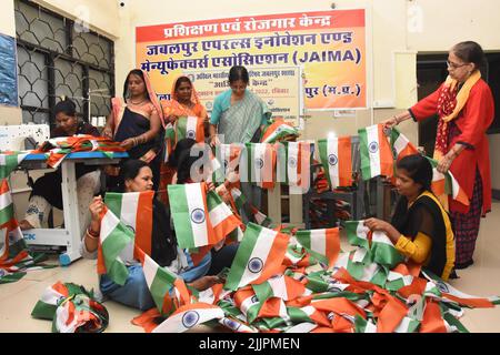 Jabalpur : travailleurs sociaux engagés dans la fabrication d'un drapeau national avant la célébration du jour de l'indépendance à Jabalpur, le mardi 26 juillet 2022. Photo par - Uma Shankar Mishra Banque D'Images