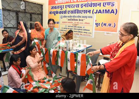 Jabalpur : travailleurs sociaux engagés dans la fabrication d'un drapeau national avant la célébration du jour de l'indépendance à Jabalpur, le mardi 26 juillet 2022. Photo par - Uma Shankar Mishra Banque D'Images