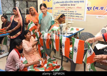 Jabalpur : travailleurs sociaux engagés dans la fabrication d'un drapeau national avant la célébration du jour de l'indépendance à Jabalpur, le mardi 26 juillet 2022. Photo par - Uma Shankar Mishra Banque D'Images