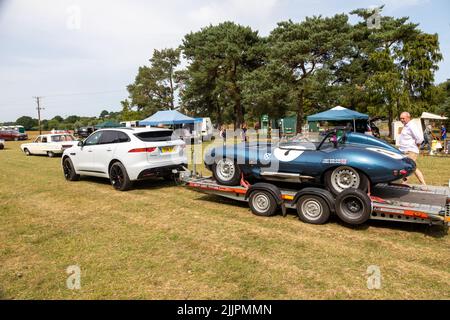 Une voiture Ecurie Ecosse Replica Jaguar D Type sur Une remorque au salon automobile Appledore Classic car Show de Kent Banque D'Images