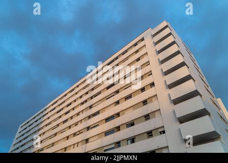 Une photo à angle bas d'un immeuble d'appartements Banque D'Images