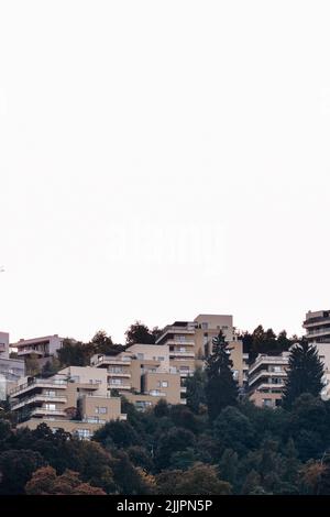 Un plan vertical de maisons à Brasov, Roumanie Banque D'Images