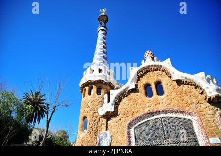 Un bâtiment en mosaïque coloré à Park Guell Barcelone, Espagne Banque D'Images