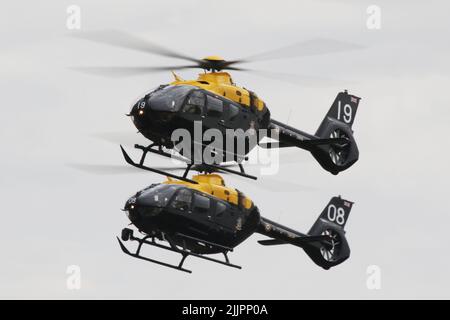 ZM519 et ZM508, les deux Airbus Helicopters Juno HT1s exploité par 1 Flying Training School, Royal Air Force, arrivant à RAF Fairford à Gloucestershire, en Angleterre, pour participer au Royal International Air Tattoo (RIAT) 2022. Banque D'Images