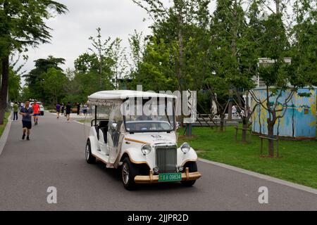 Une petite voiture de golf dans un parc près du lac Xuanwu à Nanjing, Jiangsu Banque D'Images