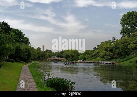 Une belle photo de touristes appréciant le lac Xuanwu à Nanjing, Jiangsu, Chine Banque D'Images