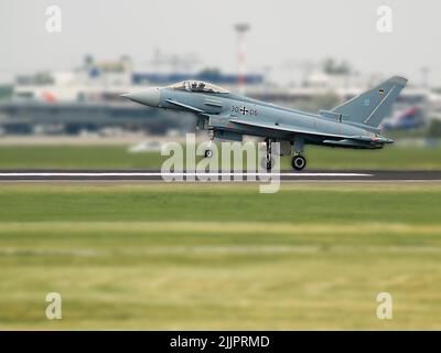 Vue sur le typhon Eurofighter au début du vol à Schoenefeld Banque D'Images