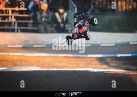 Une voiture de course radiocommandée dans les airs, Montpell, France Banque D'Images