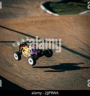 Un buggy RC en mouvement sur la piste, Montpell, France Banque D'Images