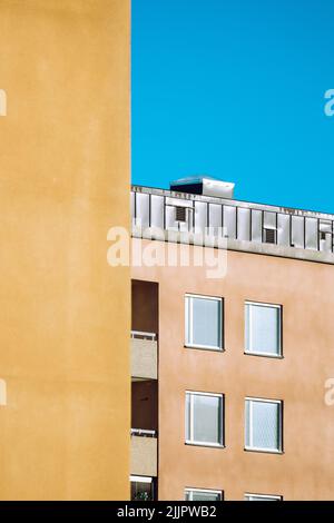 Une photo verticale d'un immeuble d'appartements de couleur pastel Banque D'Images