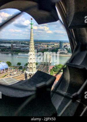 Une vue panoramique verticale sur le paysage urbain de Cologne avec la Grande église Saint Martin au milieu Banque D'Images