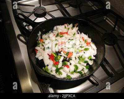 Un gros plan de plat pilaf dans une casserole en fonte Banque D'Images