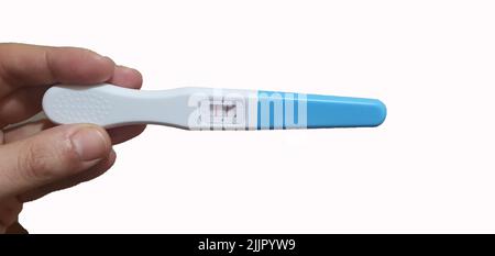 Femme main tenant le test de grossesse main féminine montrant le test de grossesse positif, s'attendant à un bébé Banque D'Images