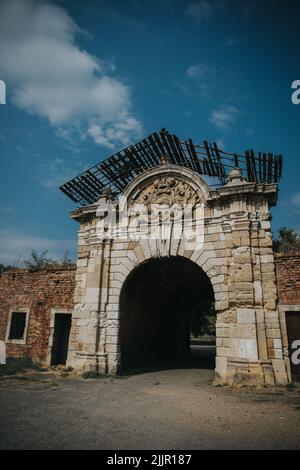 Un cliché vertical de la porte de Charles VI à la forteresse de Kalemegdan à Belgrade, Serbie Banque D'Images