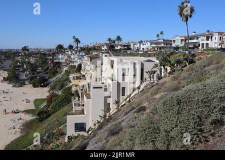 Une vue extérieure sur les maisons luxueuses face à la plage de Laguna Beach en Californie, Etats-Unis Banque D'Images