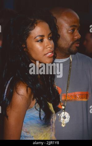 Aaliyah et Damon Dash assistent à la première de la « planète des singes » au théâtre Ziegfeld à New York le 23 juillet 2001. Crédit photo : Henry McGee/MediaPunch Banque D'Images