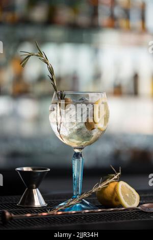 Une photo verticale d'une boisson rafraîchissante au citron et aux olives sur le comptoir du bar. Banque D'Images