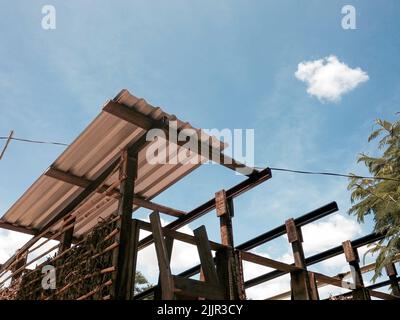 Construction d'une maison en bois dans la forêt. Construction de la maison. Banque D'Images