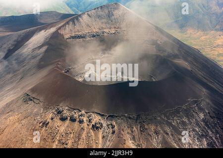 Superbe vue panoramique en gros plan photographie d'un volcan fumeur caldera dans le Serengeti, Tanzanie. Banque D'Images