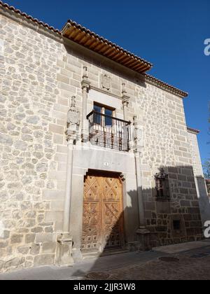 Un plan vertical d'une allée avec le Palacio de los Aguila à Avila, Espagne Banque D'Images