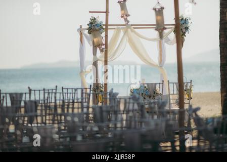 Une belle vue de l'organisation du mariage à la plage par une journée ensoleillée Banque D'Images