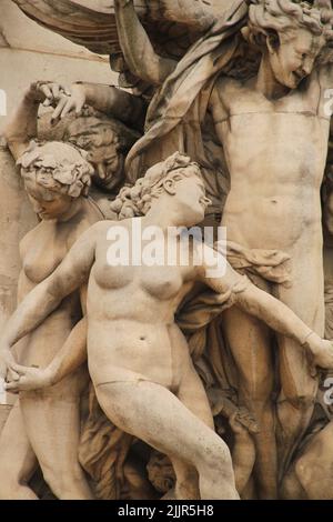 Un cliché vertical de la sculpture la danse décorant la façade de l'Opéra Garnier à Paris, France Banque D'Images