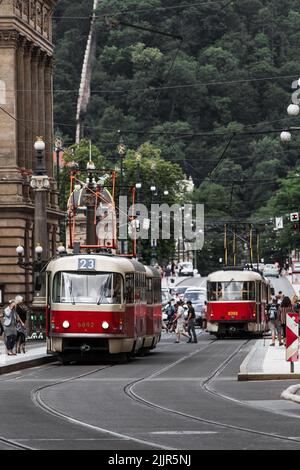 Une photo verticale de deux trams classiques entourés de gens à Prague, en République tchèque Banque D'Images