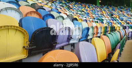 Les rangées de chaises anciennes colorées du stade Jose Alvalade à Lisbonne, Portugal Banque D'Images