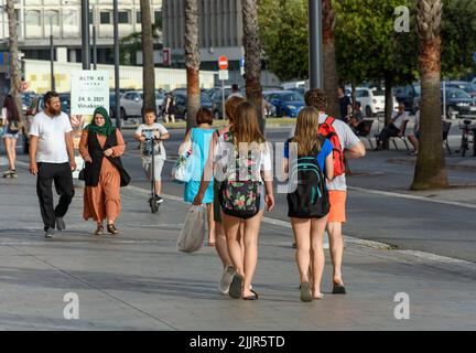 Les gens qui marchent dans la rue à Koper, Slovénie. Banque D'Images