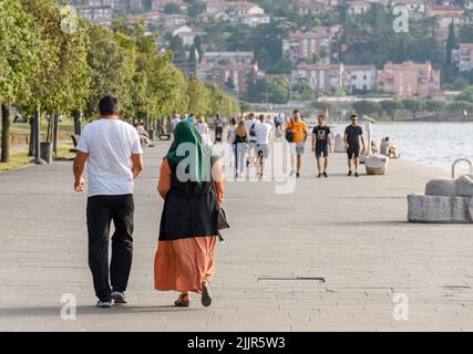 Les diverses personnes marchant sur la promenade du front de mer à Koper, Slovénie. Banque D'Images