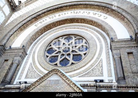 La synagogue Novi Sad est l'une des quatre synagogues qui existent aujourd'hui en Serbie. Il est situé dans la rue juive dans le centre ville de 1906 à 1909 . Banque D'Images