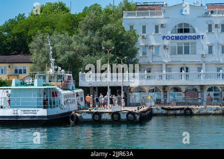 RUSSIE, CRIMÉE - JUL 08, 2022: Navire Sébastopol russie eau crimée navire port mer port nautique, pour baie ville pour bateau pour amarré industriel Banque D'Images