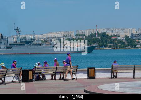 RUSSIE, CRIMÉE - JUL 08, 2022: Marine russe groupe de sébastopol militaire jour ciel ville cuirassé, concept bateau d'eau de navire de guerre et naval Banque D'Images