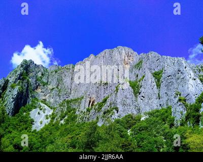 Une énorme formation de roche à Vratsa, Bulgarie Banque D'Images